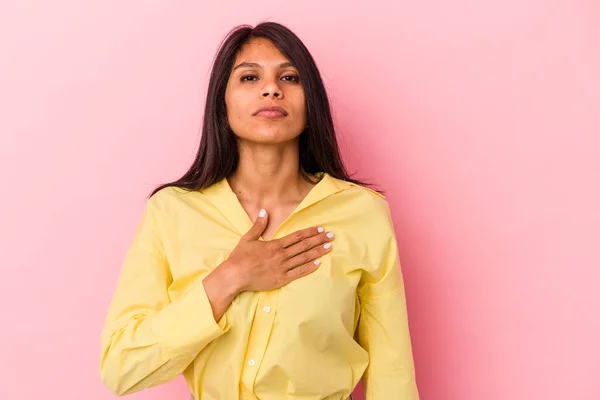 Mujer Latina Joven Aislada Sobre Fondo Rosa Haciendo Juramento Poniendo —  Fotos de Stock