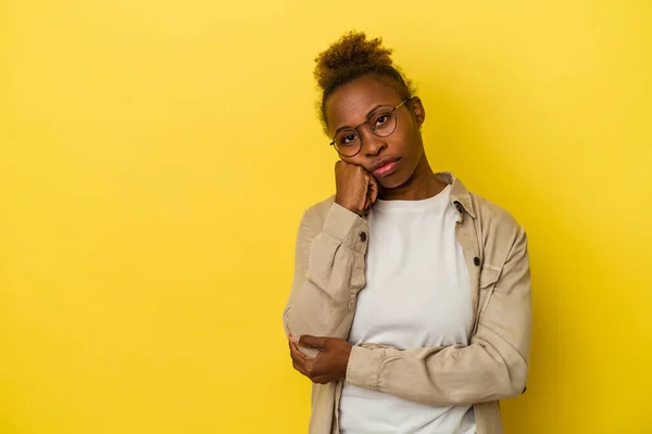 Jeune Femme Afro Américaine Isolée Sur Fond Jaune Qui Sent — Photo