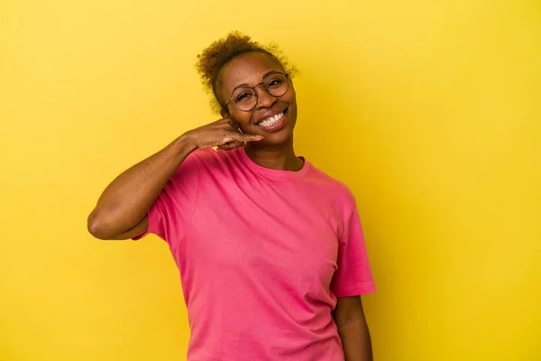 Sarı Arka Planda Izole Edilmiş Genç Afrikalı Amerikalı Kadın Parmaklarıyla — Stok fotoğraf
