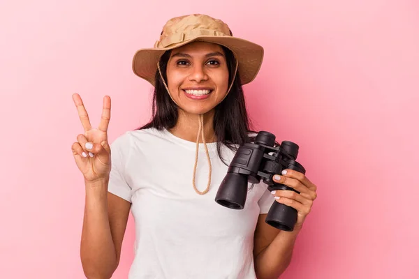 Junge Lateinische Frau Mit Fernglas Auf Rosa Hintergrund Das Nummer — Stockfoto