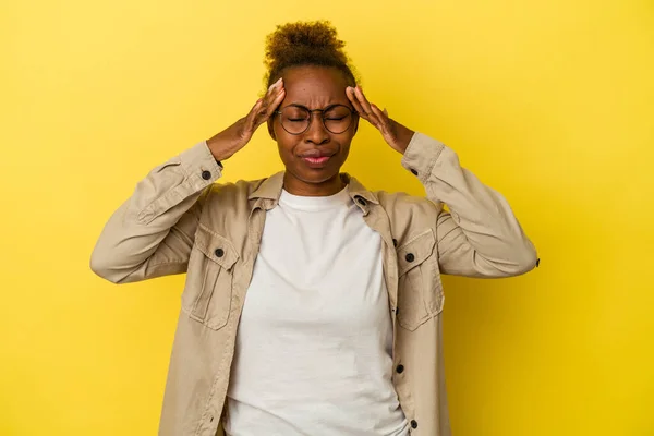 Jong Afrikaanse Amerikaanse Vrouw Geïsoleerd Gele Achtergrond Aanraken Tempels Het — Stockfoto