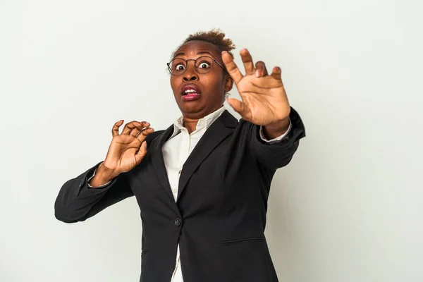 Junge Afrikanisch Amerikanische Geschäftsfrau Auf Weißem Hintergrund Isoliert Und Schockiert — Stockfoto