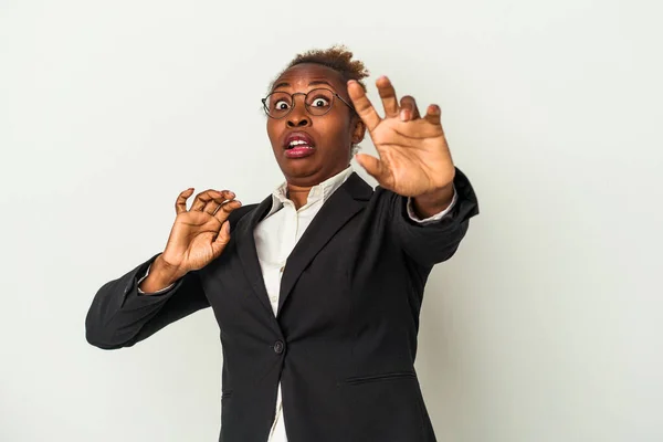 Giovane Afro Americana Donna Affari Isolato Sfondo Bianco Essere Scioccato — Foto Stock