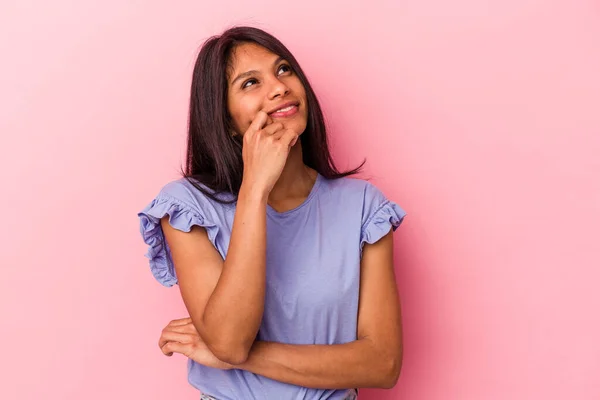 Giovane Donna Latina Isolata Sfondo Rosa Rilassato Pensando Qualcosa Guardando — Foto Stock