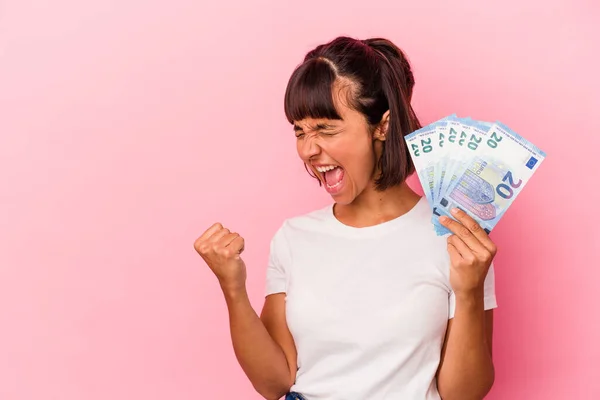 Young Mixed Race Woman Holding Bills Isolated Pink Background Raising — Stock Photo, Image
