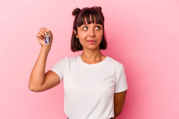 Jovem Mista Segurando Uma Chave Isolada Fundo Rosa Sonhando Alcançar — Fotografia de Stock