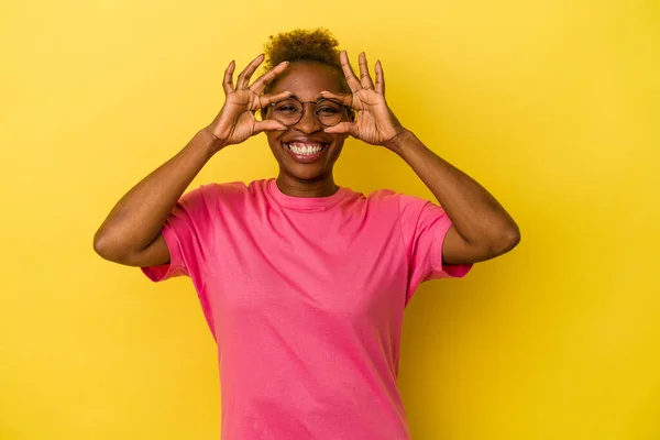 Young African American Woman Isolated Yellow Background Showing Okay Sign — Stock Photo, Image