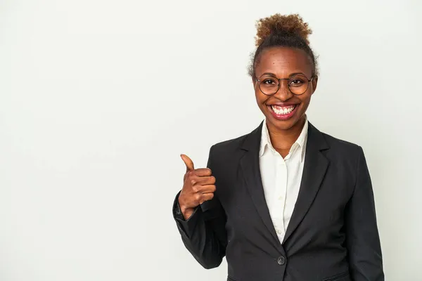 Молодий Бізнес Афроамериканська Жінка Ізольована Білому Тлі Посміхаючись Піднімаючи Великий — стокове фото