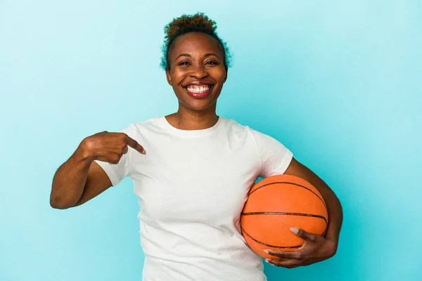 Basketbol Oynayan Afrikalı Genç Bir Amerikalı Kadın Mavi Arka Planda — Stok fotoğraf