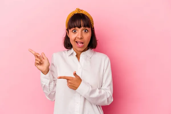 Joven Mujer Mestiza Aislada Sobre Fondo Rosa Excitada Señalando Con —  Fotos de Stock