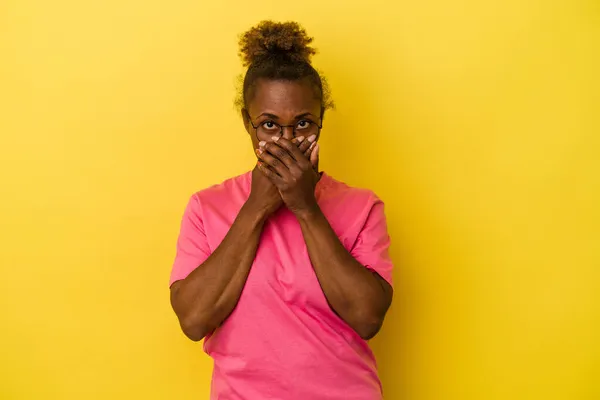 Mujer Joven Afroamericana Aislada Sobre Fondo Amarillo Cubriendo Boca Con —  Fotos de Stock