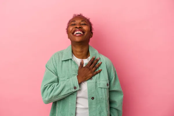 Jonge Afrikaanse Amerikaanse Vrouw Geïsoleerd Roze Achtergrond Lacht Uit Luid — Stockfoto