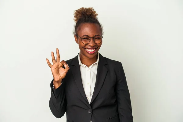 Jovem Empresa Afro Americana Mulher Isolada Fundo Branco Pisca Olho — Fotografia de Stock