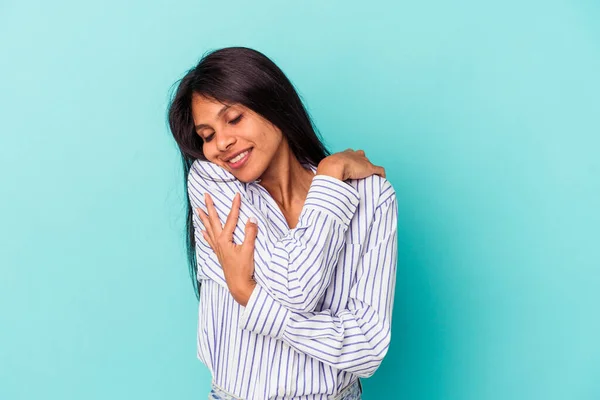 Giovane Donna Latina Isolata Sfondo Blu Abbracci Sorridente Spensierato Felice — Foto Stock