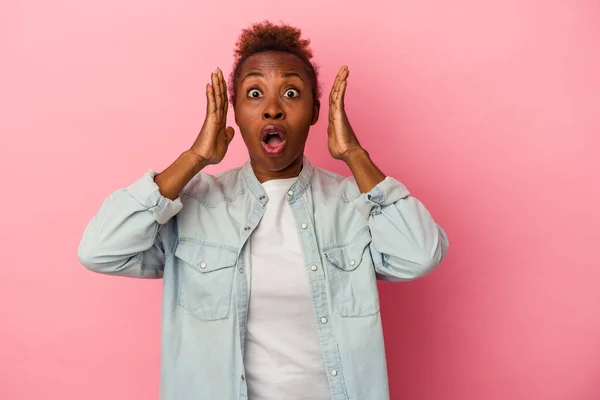 Молодая Африканская Американка Изолированная Розовом Фоне Удивлена Шокирована — стоковое фото