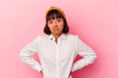 Pembe arka planda soyutlanmış genç melez bir kadın gördüğü bir şey yüzünden şoka uğruyor..