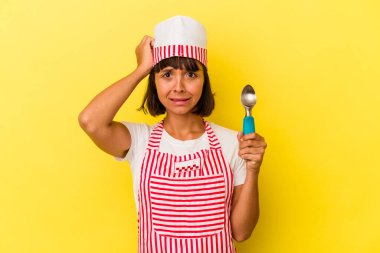 Sarı arka planda izole edilmiş dondurma tutan genç, melez bir dondurma üreticisi kadın. Sarı arka planda izole edilmiş dondurma kepçesi tutan genç ırk dondurmacısı. Önemli bir buluşmayı hatırladı..