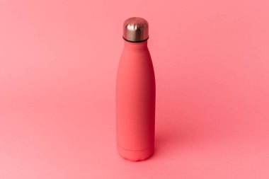 Pembe kantin pembe arka planda izole edilmiş.