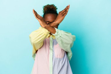 Genç Afrikalı Amerikalı kadın izole edilmiş arka planda iki kolu çapraz tutuyor, inkar kavramı.