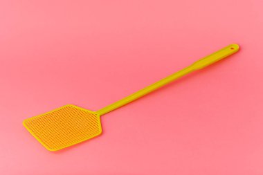 Pembe arka planda izole edilmiş ölüm sinekleri