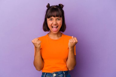 Mor arka planda soyutlanmış, tasasız ve heyecanlı genç bir ırk kadını. Zafer konsepti.