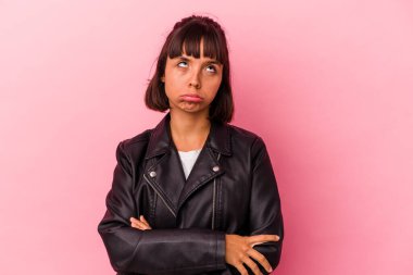 Pembe arka planda izole edilmiş genç melez kadın tekrarlanan bir görevden yoruldu..