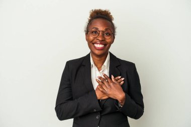 Beyaz arka planda izole edilmiş genç iş kadını Afro-Amerikan kadın, dost bir ifadeye sahip, avuçlarını göğsüne bastırıyor. Aşk konsepti.