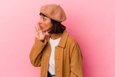 Pembe arka planda soyutlanmış genç melez bir kadın gizli bir fren haberinin olduğunu söylüyor.