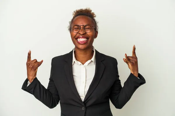 Молодий Бізнес Афроамериканка Ізольована Білому Тлі Показуючи Рок Жест Пальцями — стокове фото
