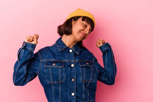 Young Mixed Race Woman Isolated Pink Background Stretching Arms Relaxed — Stock Photo, Image