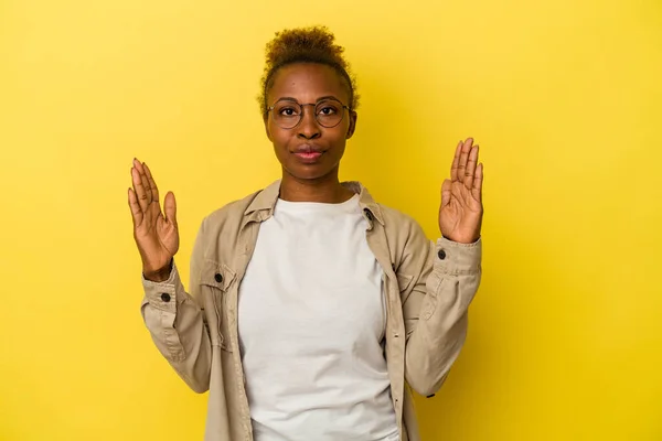 Jonge Afro Amerikaanse Vrouw Geïsoleerd Gele Achtergrond Met Iets Weinig — Stockfoto
