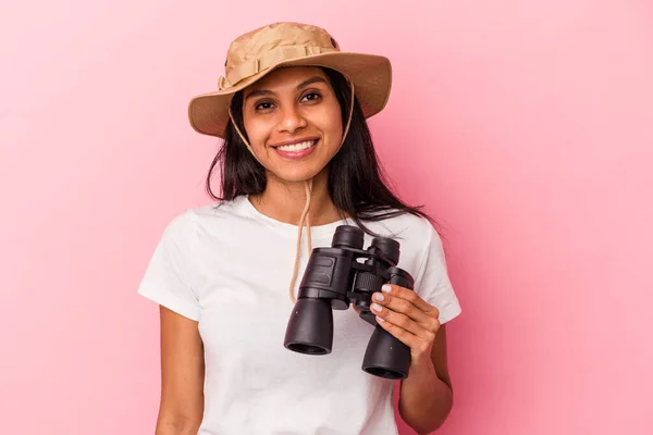 Ung Latinamerikansk Kvinna Håller Kikare Isolerad Rosa Bakgrund Glad Leende — Stockfoto