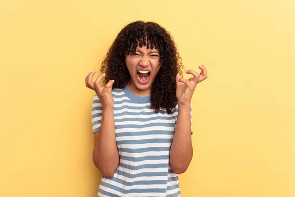 Jeune Femme Métisse Isolée Sur Fond Jaune Criant Rage — Photo