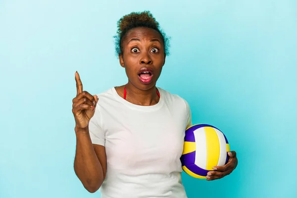 Young African American Woman Playing Volleyball Isolated Blue Background Having — Stock Photo, Image