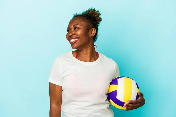 Young African American Woman Playing Volleyball Isolated Blue Background Looks — Stock Photo, Image