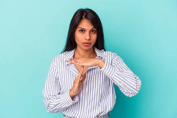 Mujer Latina Joven Aislada Sobre Fondo Azul Mostrando Gesto Tiempo — Foto de Stock