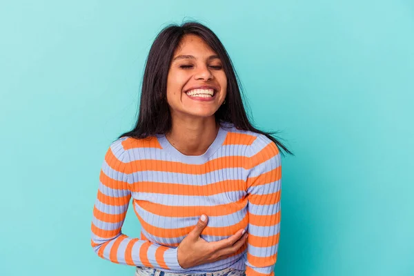 Mujer Latina Joven Aislada Sobre Fondo Azul Ríe Voz Alta — Foto de Stock