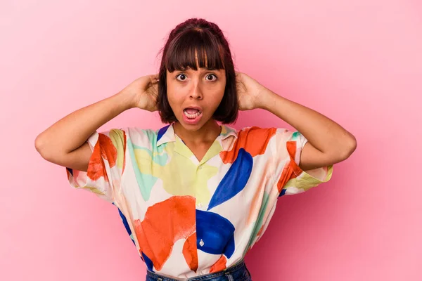 Mujer Joven Mestiza Aislada Sobre Fondo Rosa Gritando Muy Emocionada —  Fotos de Stock