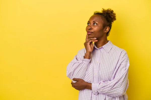 Jonge Afrikaanse Amerikaanse Vrouw Geïsoleerd Gele Achtergrond Kijken Zijwaarts Met — Stockfoto