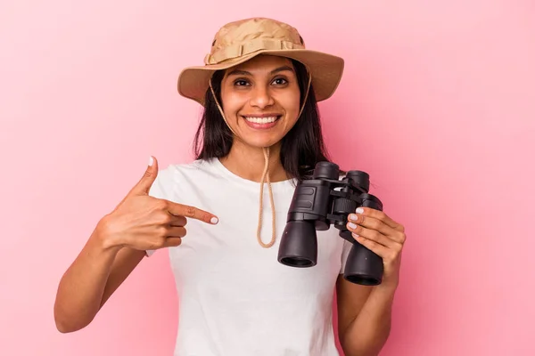 Young Latin Woman Holding Binoculars Isolated Pink Background Person Pointing — Stock Photo, Image