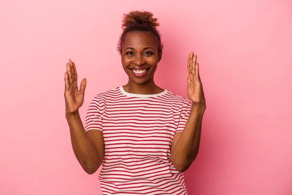 年轻的非洲裔美国女人 背景粉红 手握食指 面带微笑 自信满满 — 图库照片
