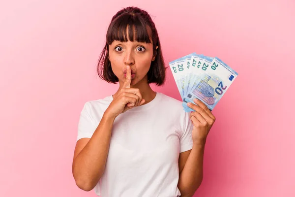 Jonge Gemengde Ras Vrouw Met Rekeningen Geïsoleerd Roze Achtergrond Houden — Stockfoto