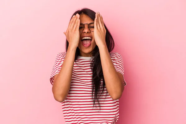 Mladá Latinská Žena Izolované Růžovém Pozadí Zábavou Pokrývající Polovinu Obličeje — Stock fotografie
