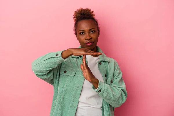 Jong Afrikaans Amerikaans Vrouw Geïsoleerd Roze Achtergrond Tonen Een Timeout — Stockfoto