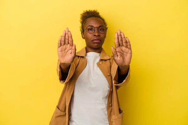 Jonge Afro Amerikaanse Vrouw Geïsoleerd Gele Achtergrond Staan Met Uitgestrekte — Stockfoto