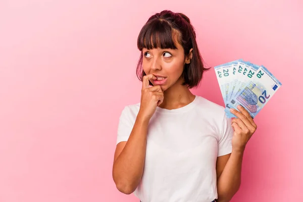 Young Mixed Race Woman Holding Bills Isolated Pink Background Relaxed — Stock Photo, Image