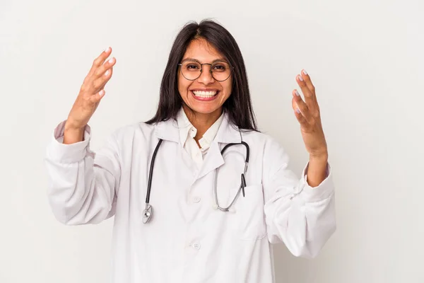 Jovem Médico Latino Mulher Isolada Fundo Branco Recebendo Uma Agradável — Fotografia de Stock