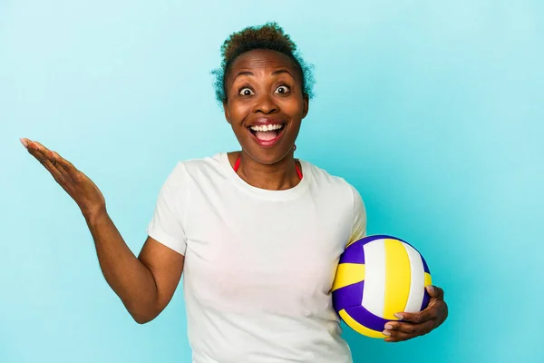 Young African American Woman Playing Volleyball Isolated Blue Background Receiving — Stock Photo, Image