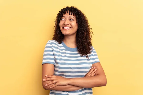 Mujer Joven Mestiza Aislada Sobre Fondo Amarillo Sonriendo Confiada Con — Foto de Stock