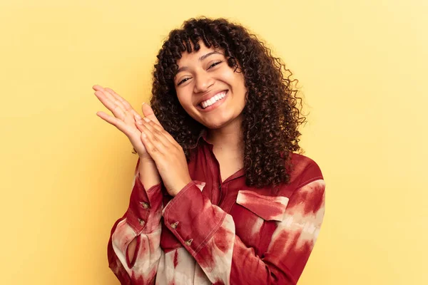 若い混合人種の女性は 黄色の背景にエネルギーと快適感に隔離され 手をこすり自信 — ストック写真